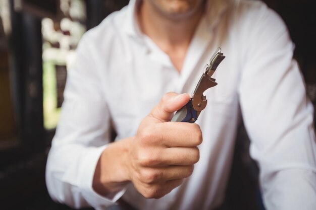 Nahaufnahme des Barkeepers ein Flaschenöffner