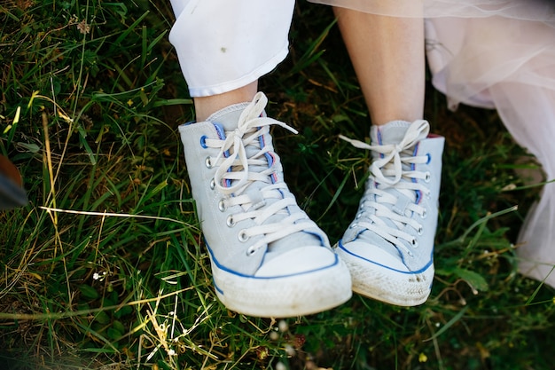 Nahaufnahme des blauen Keds, das vom Rock der Braut schaut