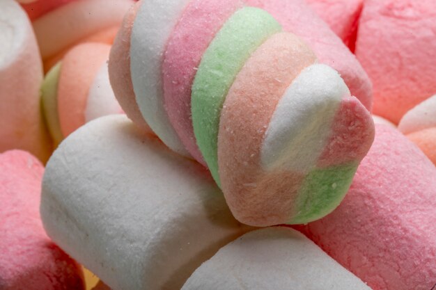 Nahaufnahme des bunten verdrehten Marshmallows