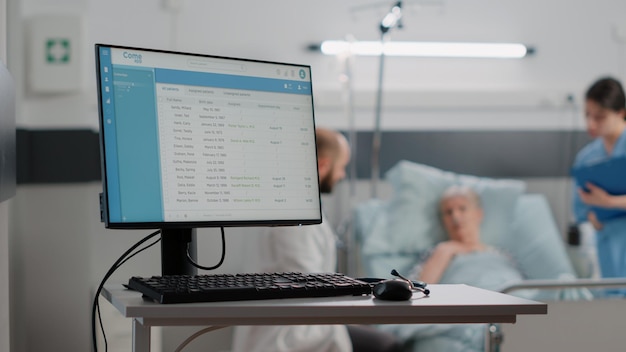 Kostenloses Foto nahaufnahme des computers mit informationsdateien für das gesundheitswesen