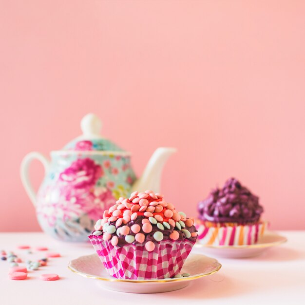 Nahaufnahme des dekorativen Muffins auf die Tischplatte