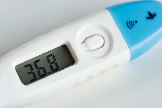 Kostenloses Foto nahaufnahme des digitalen thermometers