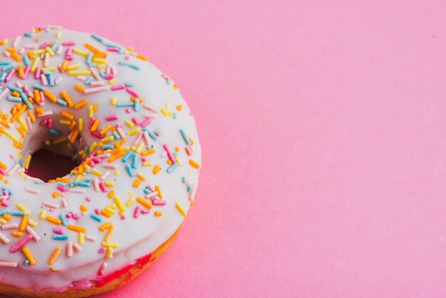 Nahaufnahme des Donuts auf rosa Hintergrund