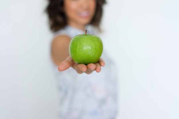 Nahaufnahme des frischen grünen Apfels auf Frauenhand