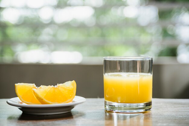 Nahaufnahme des frischen Limettensaftes im Glas