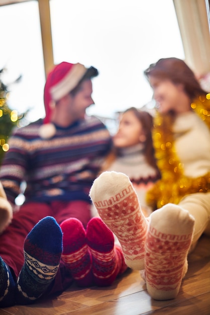 Nahaufnahme des Fußes in wärmenden Wollsocken