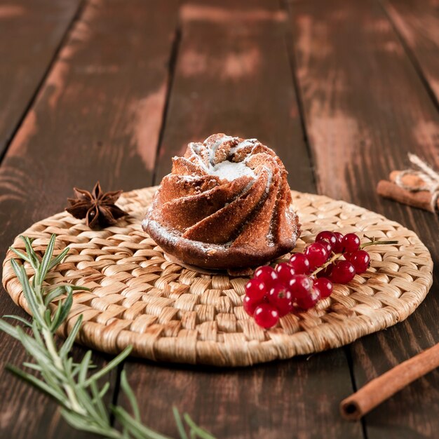 Nahaufnahme des Gebäcknachtischs mit roten Johannisbeeren