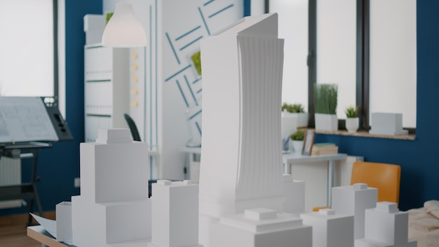 Nahaufnahme des Gebäudemodells und Maquette-Designs auf dem Tisch, um eine urbane Struktur zu schaffen. Konstruktionslayout und Immobilienpräsentation für die Immobilienentwicklung und das Architekturprojekt.