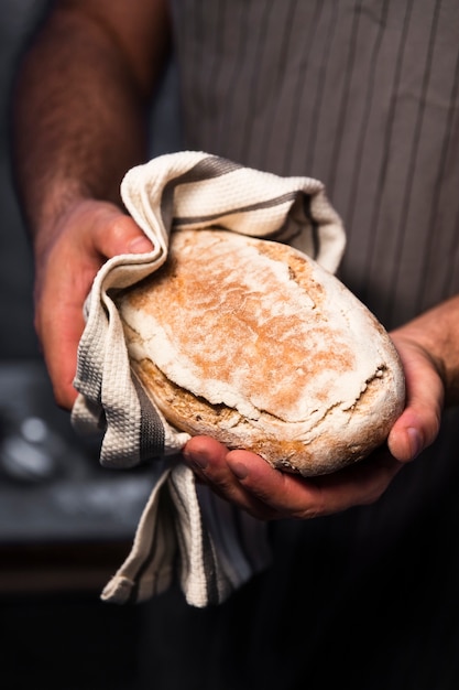 Nahaufnahme des geschmackvollen selbst gemachten Brotes