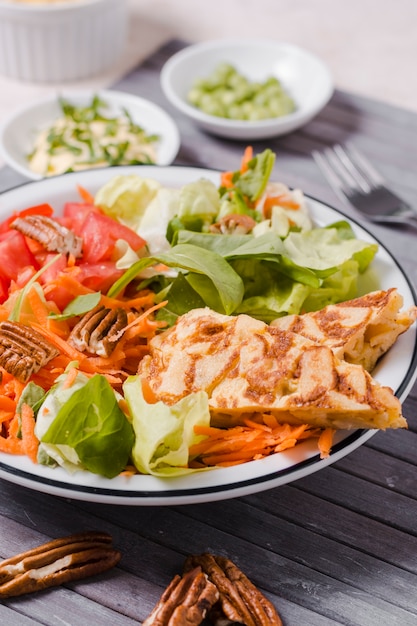 Nahaufnahme des gesunden Lebensmitteltellers mit Salat