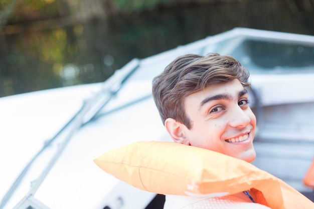 Nahaufnahme des glücklichen Jungen sitzen auf einem Boot