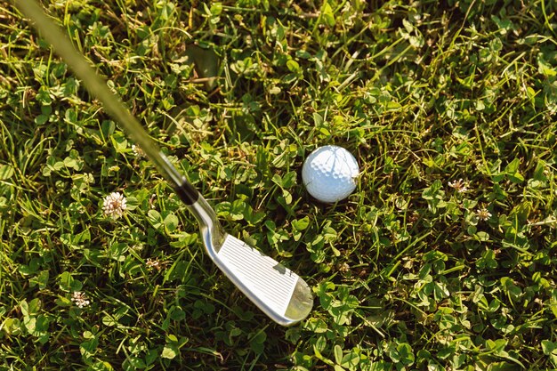 Nahaufnahme des Golfballs mit Golfschläger vor dem Abschlag