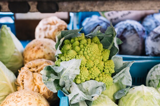 Nahaufnahme des grünen Romanesco-Blumenkohls auf Kohl