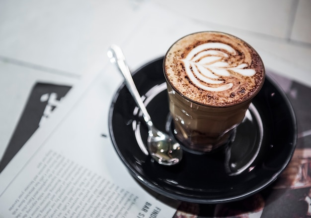 Nahaufnahme des heißen Kaffees auf dem Tisch