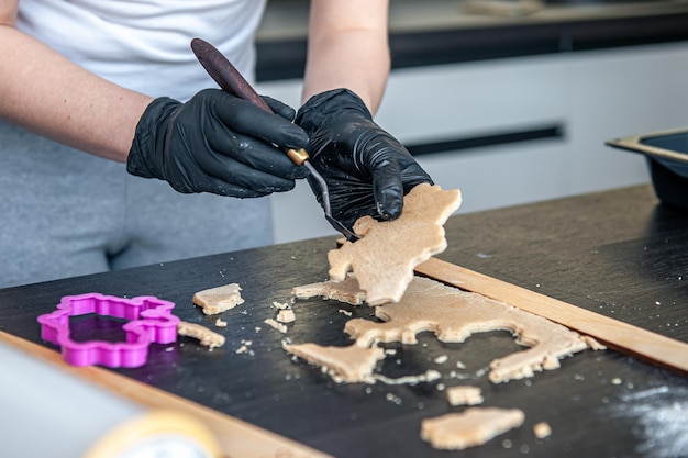 Nahaufnahme des Herstellungsprozesses von handgemachtem Lebkuchen