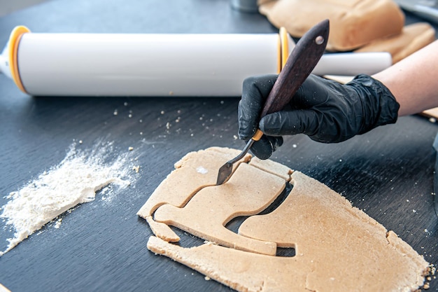 Nahaufnahme des Herstellungsprozesses von handgemachtem Lebkuchen