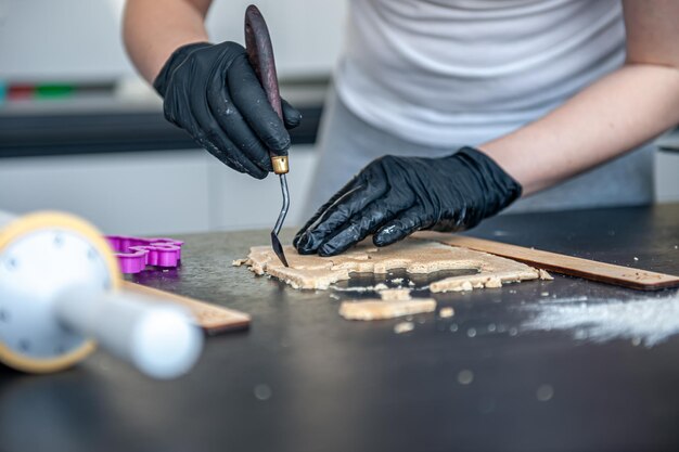 Nahaufnahme des Herstellungsprozesses von handgemachtem Lebkuchen