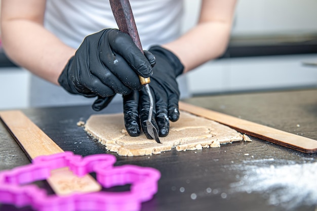 Kostenloses Foto nahaufnahme des herstellungsprozesses von handgemachtem lebkuchen