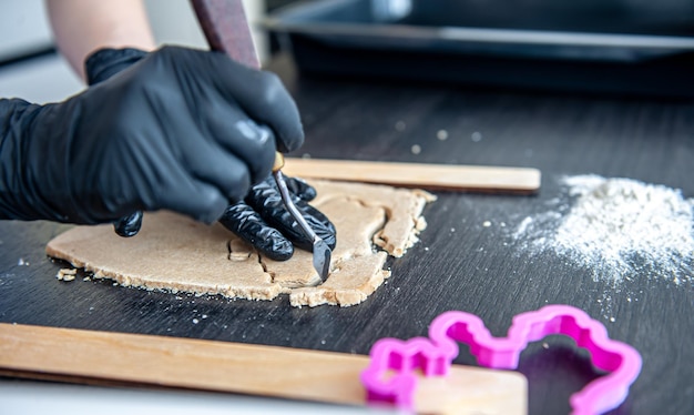 Nahaufnahme des Herstellungsprozesses von handgemachtem Lebkuchen