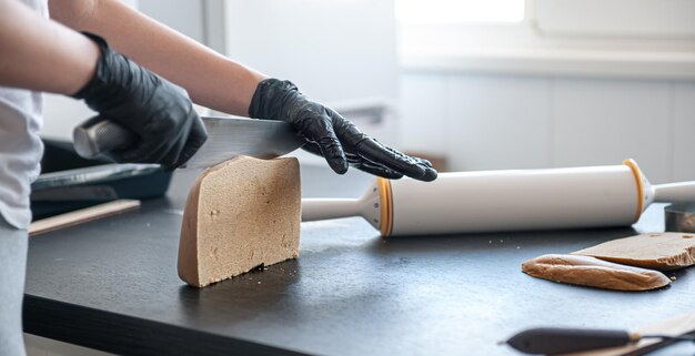 Nahaufnahme des Herstellungsprozesses von handgemachtem Lebkuchen