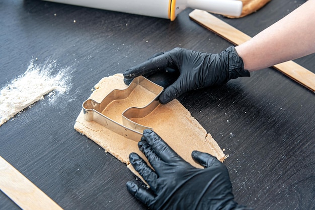 Nahaufnahme des Herstellungsprozesses von handgemachtem Lebkuchen