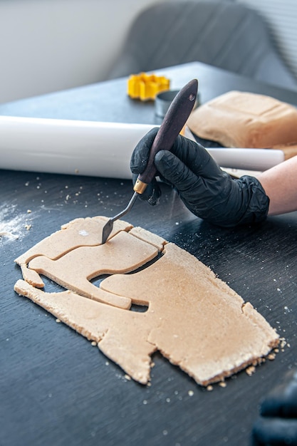 Kostenloses Foto nahaufnahme des herstellungsprozesses von handgemachtem lebkuchen