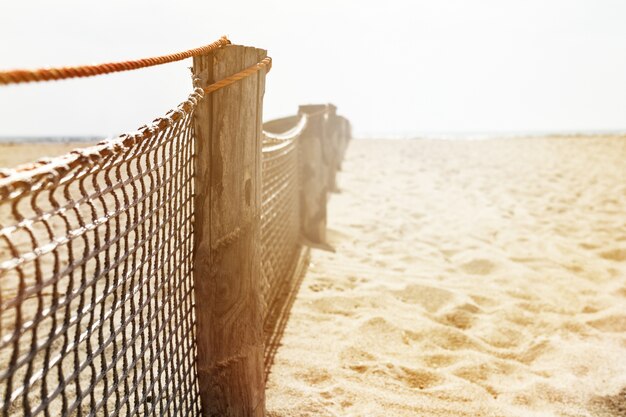 Nahaufnahme des hölzernen alten Zauns am Strand. Tageslicht. Sunny Light. Horizontal. Text kopieren