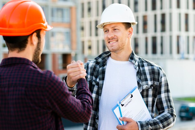 Nahaufnahme des Ingenieurs und des Architekten, die Hände rütteln