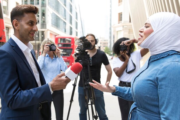 Nahaufnahme des Interviewpartners mit Mikrofon, der Aussagen aufnimmt