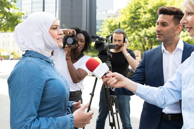 Kostenloses Foto nahaufnahme des interviewpartners mit mikrofon, der aussagen aufnimmt