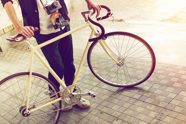 Kostenloses Foto nahaufnahme des jungen mannes mit vintage-bike und kamera