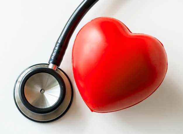 Nahaufnahme des kardiovaskulären Überprüfungskonzeptes des Herzens und des Stethoskops