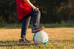 Kostenloses Foto nahaufnahme des kindes spielend mit fußball im park