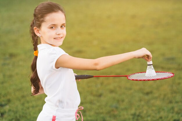 Nahaufnahme des kleinen Mädchens Badminton spielend