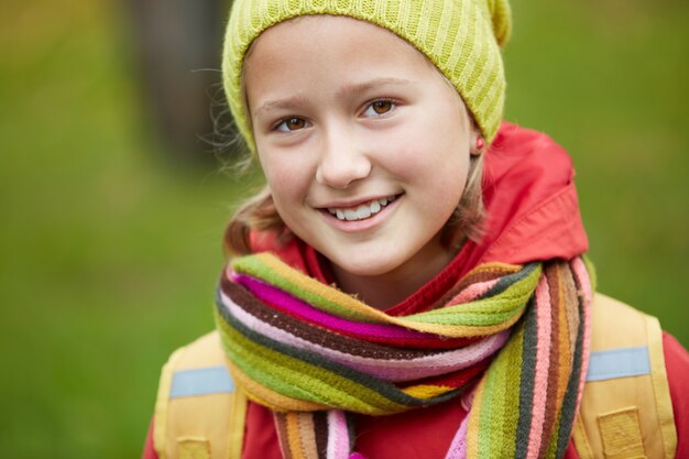 Nahaufnahme des kleinen Mädchens mit Wintermütze und Schal