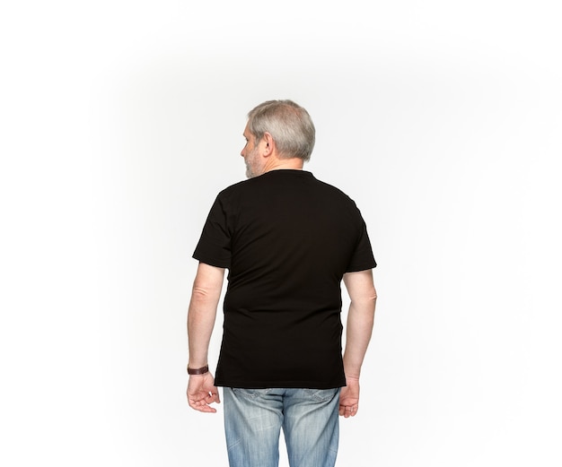 Nahaufnahme des Körpers des älteren Mannes im leeren schwarzen T-Shirt lokalisiert auf Weiß.