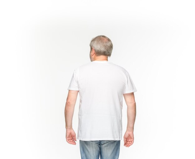 Nahaufnahme des Körpers des älteren Mannes im leeren weißen T-Shirt lokalisiert auf weißem Hintergrund. Kleidung, Mock-up für Disign-Konzept mit Kopierraum.