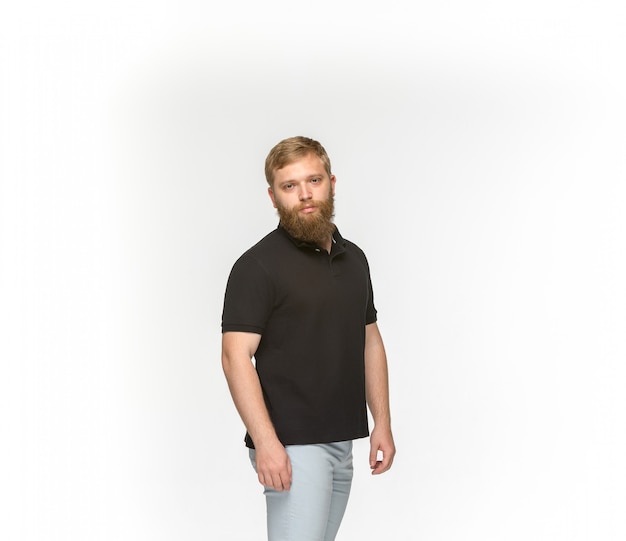 Nahaufnahme des Körpers des jungen Mannes im leeren schwarzen T-Shirt lokalisiert auf weißem Hintergrund. Mock-up für Disign-Konzept