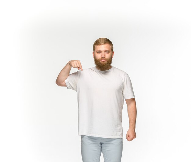 Nahaufnahme des Körpers des jungen Mannes im leeren weißen T-Shirt lokalisiert auf Weiß.