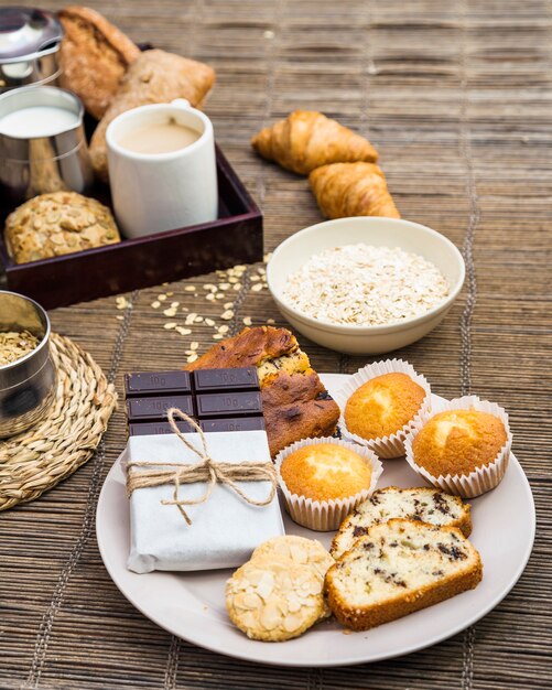 Nahaufnahme des köstlichen gesunden Frühstücks auf placemat