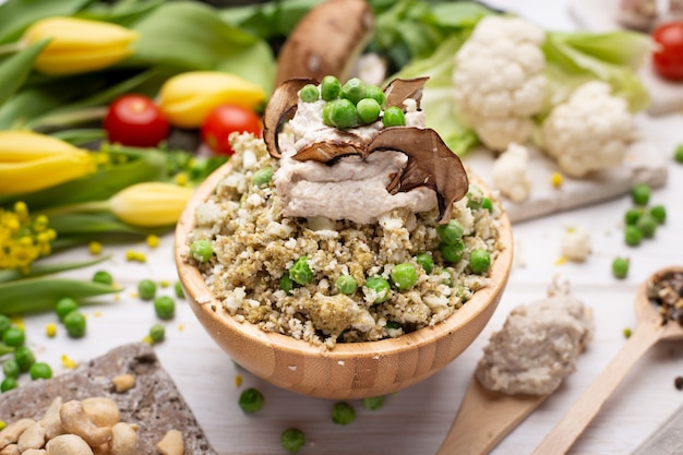 Kostenloses Foto nahaufnahme des köstlichen veganen salats in der schüssel