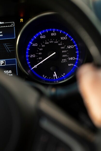 Nahaufnahme des Kraftstoffstandmessgeräts im Fahrzeug