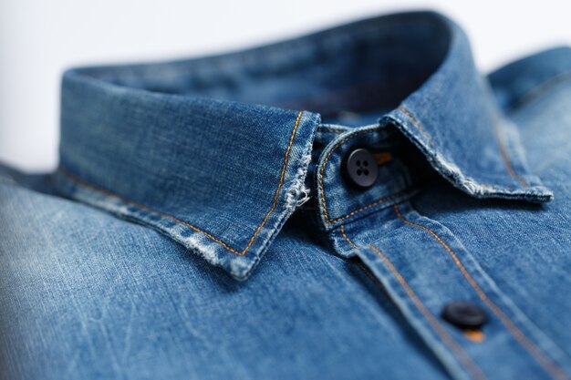 Nahaufnahme des Kragens eines edlen, gebügelten blauen Jeanshemdes