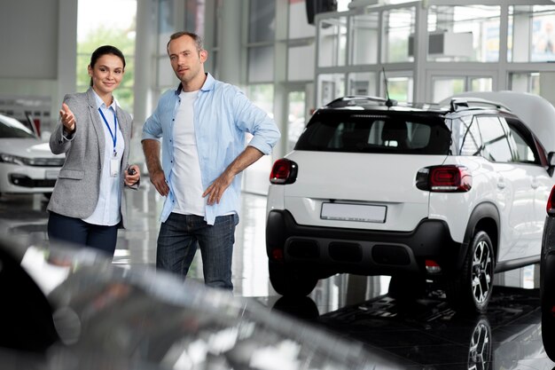 Nahaufnahme des Kunden mit Geschäftsperson im Autohaus