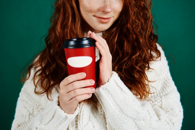 Nahaufnahme des mädchens, das wegwerfbare tasse kaffee hält