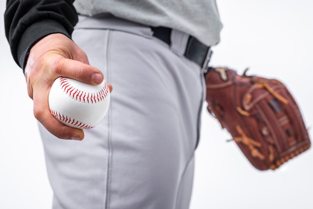 Kostenloses Foto nahaufnahme des mannes baseball und handschuh halten
