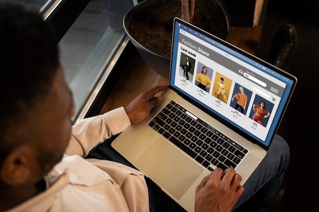 Kostenloses Foto nahaufnahme des mannes beim einkaufen mit laptop