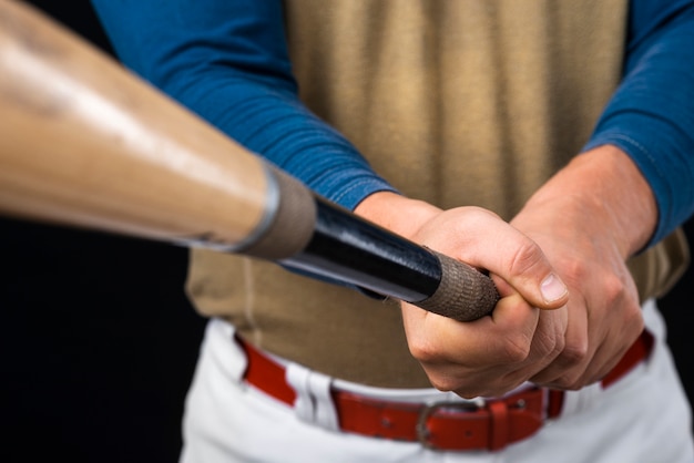 Nahaufnahme des mannes defocused baseballschläger halten