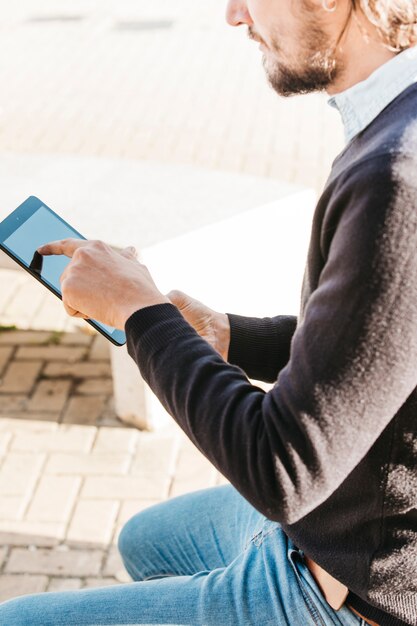 Nahaufnahme des Mannes den Touch Screen des intelligenten Telefons an draußen berühren