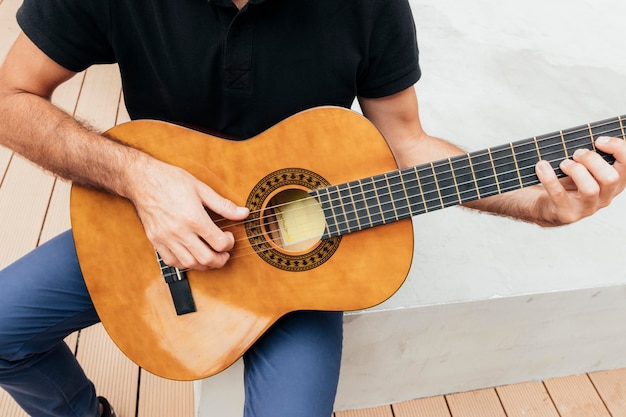 Nahaufnahme des Mannes, der eine Gitarre hält